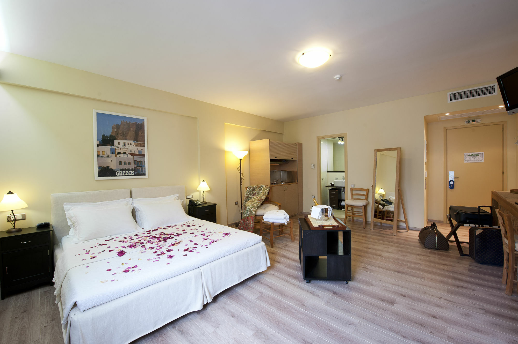 Efplias Hotel Apartments Пирей Экстерьер фото